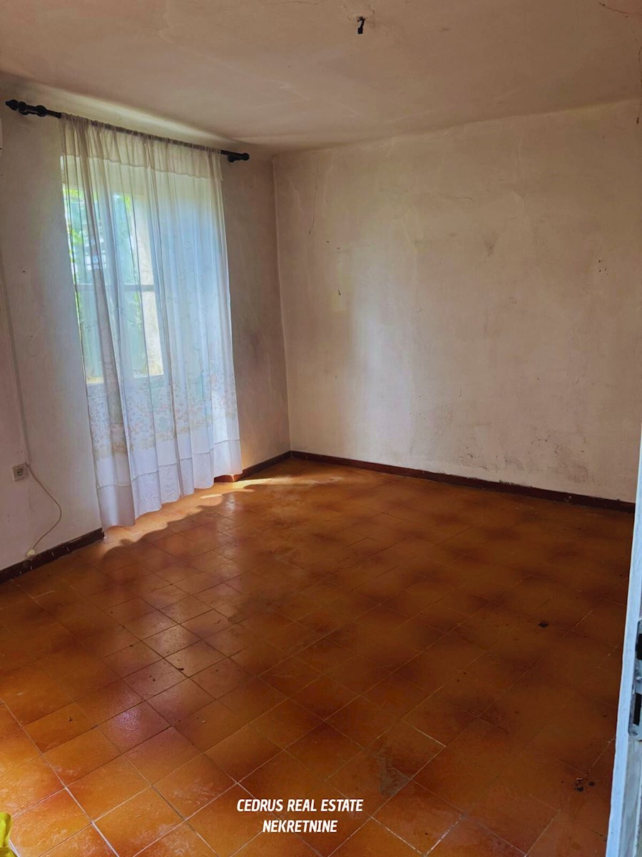 Istra, Oprtalj. Prodajamo čudovito hišo v središču zgodovinskega jedra mesta z čudovitim razgledom na dolino; na 4 nadstropjih in približno 200 m2 uporabne površine.