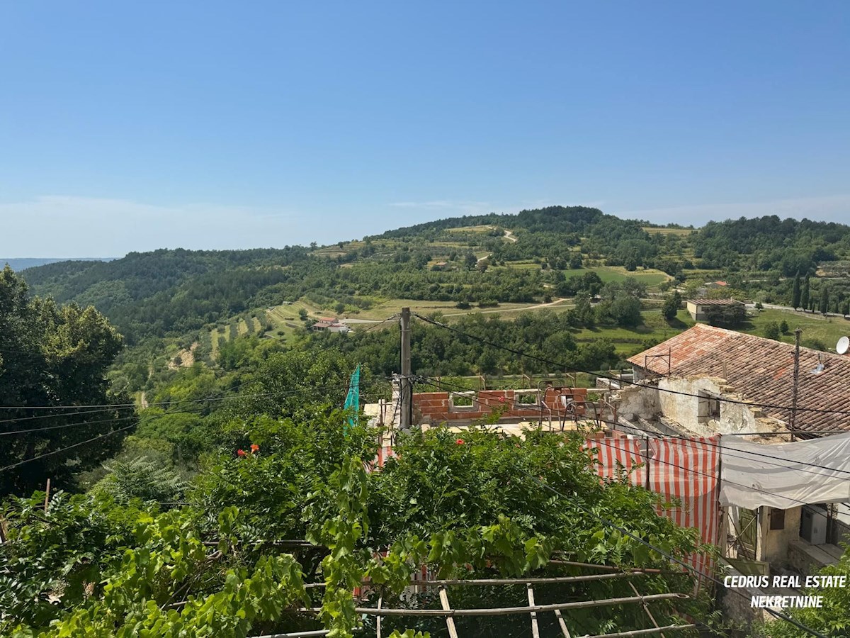 Istra, Oprtalj. Prodajamo čudovito hišo v središču zgodovinskega jedra mesta z čudovitim razgledom na dolino; na 4 nadstropjih in približno 200 m2 uporabne površine.