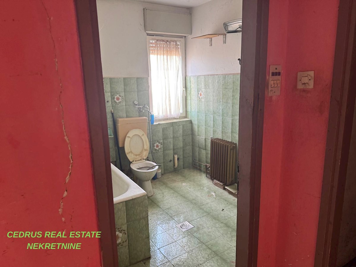 Umag, velika priložnost! Prodajamo hišo za obnovo površine 330 m2 in 500 m2 vrta ter parkirnih mest.