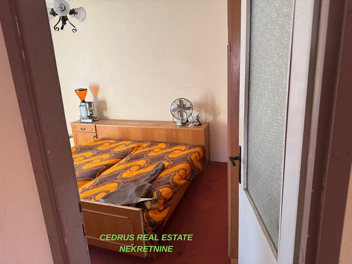 Umag, velika priložnost! Prodajamo hišo za obnovo površine 330 m2 in 500 m2 vrta ter parkirnih mest.