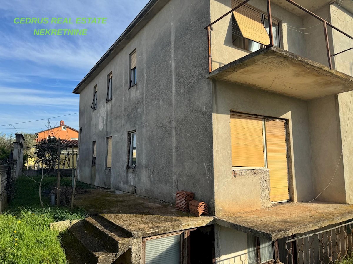 Umag, velika priložnost! Prodajamo hišo za obnovo površine 330 m2 in 500 m2 vrta ter parkirnih mest.