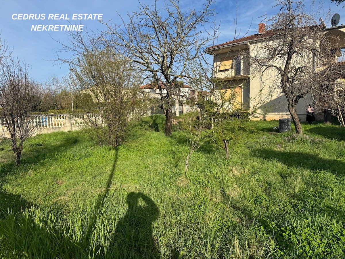Umag, velika priložnost! Prodajamo hišo za obnovo površine 330 m2 in 500 m2 vrta ter parkirnih mest.