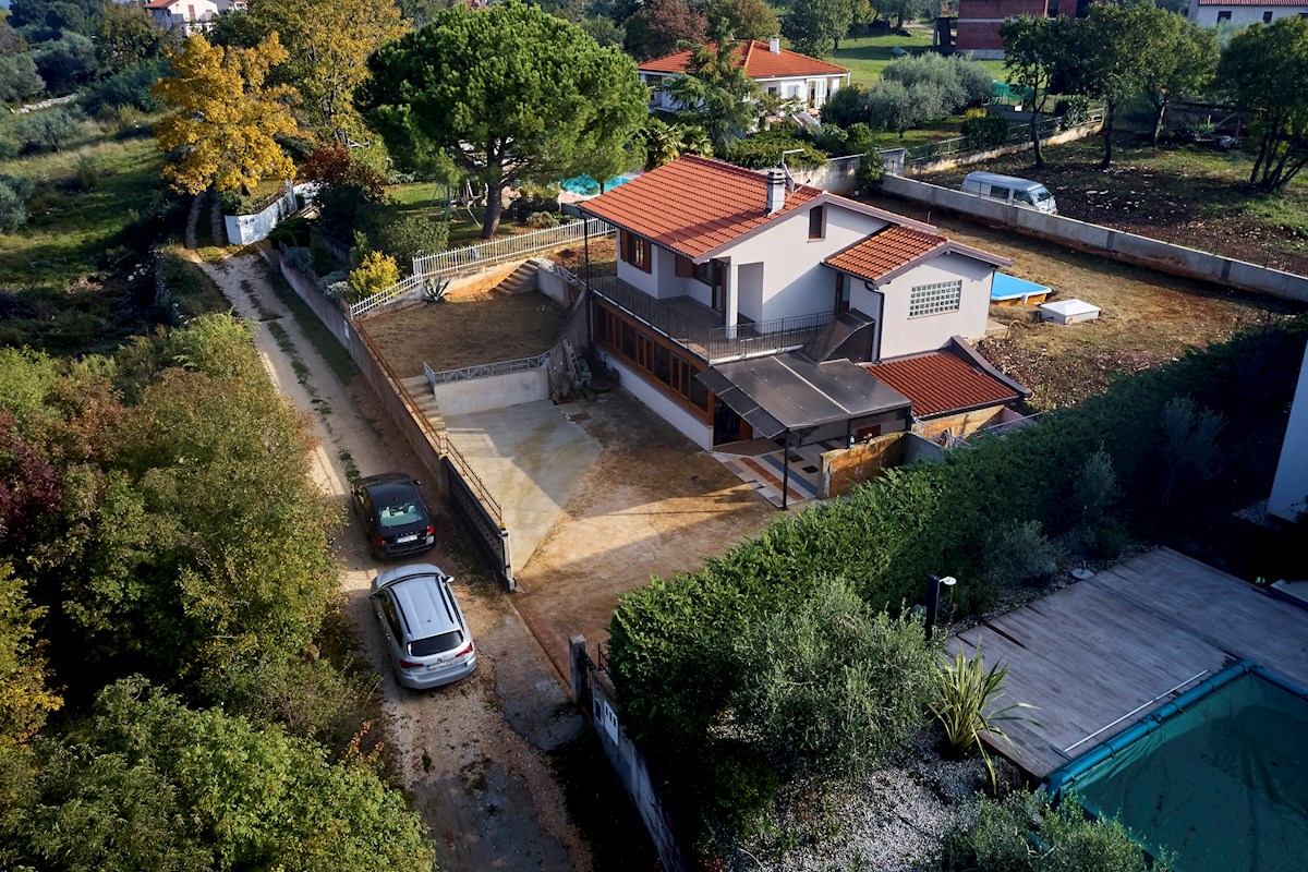 Buje Kaštel, prodamo samostojno družinsko hišo z dvema apartmajema, površina 193 m2, zemljišče 842 m2.