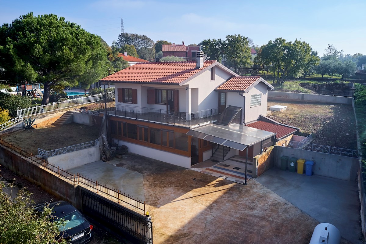 Buje Kaštel, prodamo samostojno družinsko hišo z dvema apartmajema, površina 193 m2, zemljišče 842 m2.