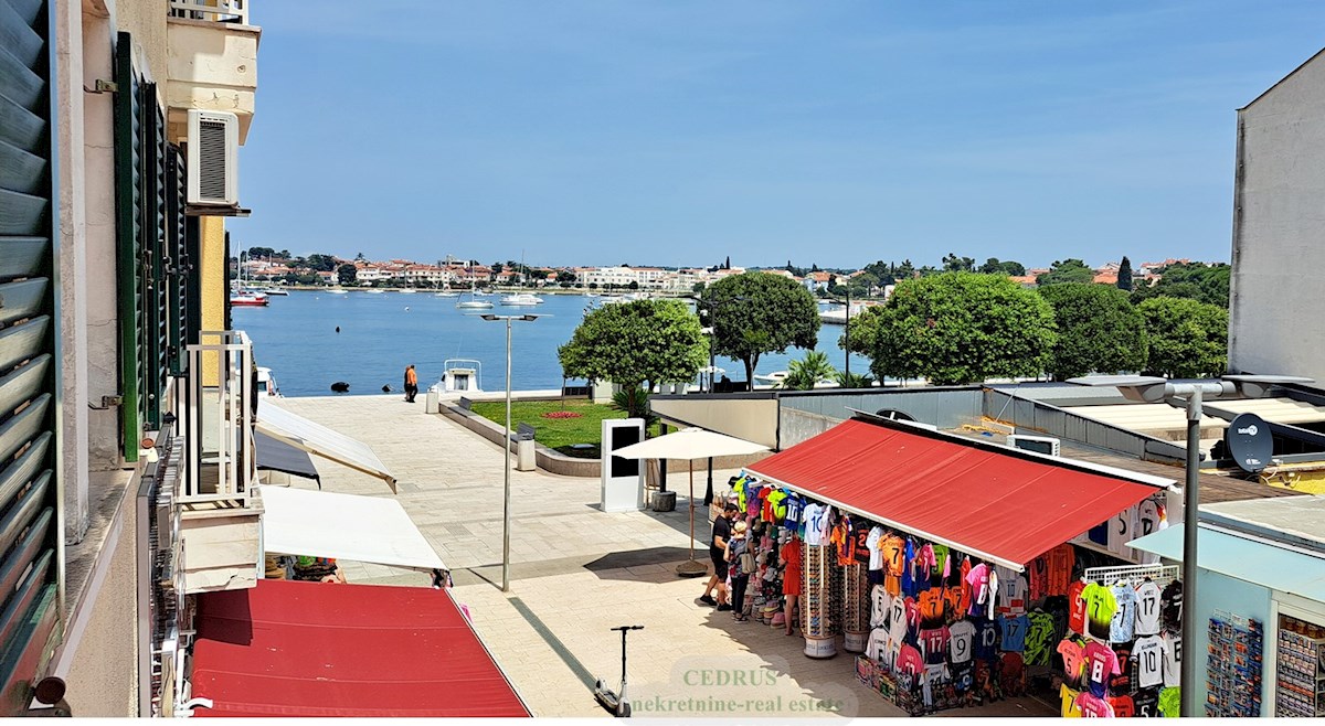 PRILOŽNOST !! Umag center, prodamo čudovito stanovanje 53 m2, z dvema spalnicama, pogled na osrednji trg in morje