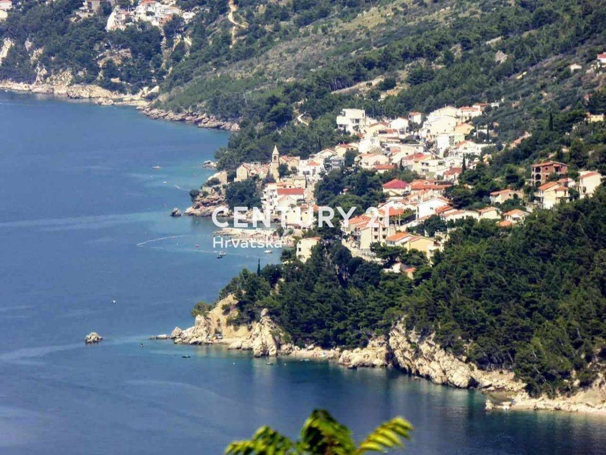 OMIŠ, ROGOZNICA, GRAĐEVINSKO ZEMLJIŠTE S OTVORENIM POGLEDOM NA MORE