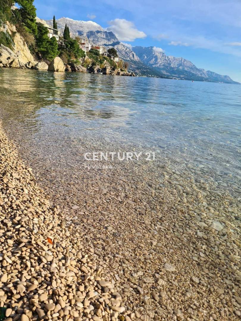 OMIŠ, ROGOZNICA, GRAĐEVINSKO ZEMLJIŠTE S OTVORENIM POGLEDOM NA MORE