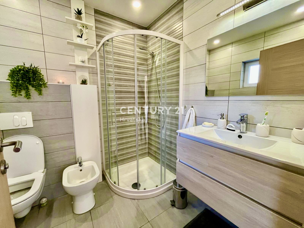 UMAG, OKOLICA, NOVA HIŠA SAMO 1,5 KM OD PLAŽE IN MORJA