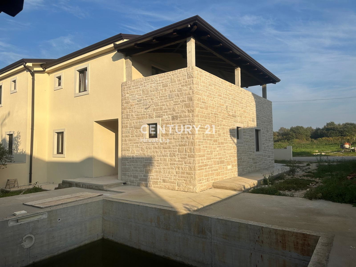 POREČ, PRODAJA SE DVOJNA HIŠA, NOVOGRADNJA S BAZENOM