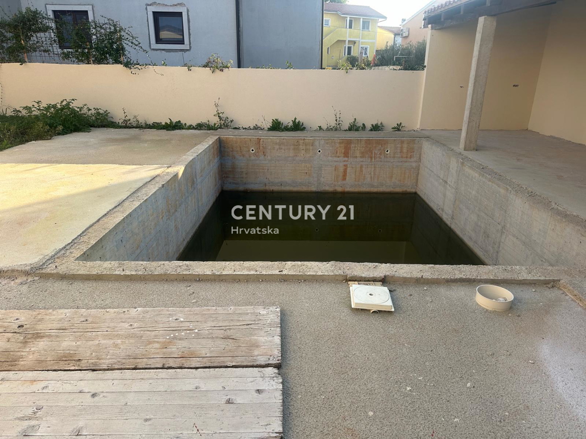 POREČ, PRODAJA SE DVOJNA HIŠA, NOVOGRADNJA S BAZENOM
