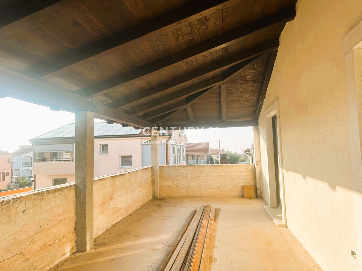 POREČ, PRODAJA SE DVOJNA HIŠA, NOVOGRADNJA S BAZENOM