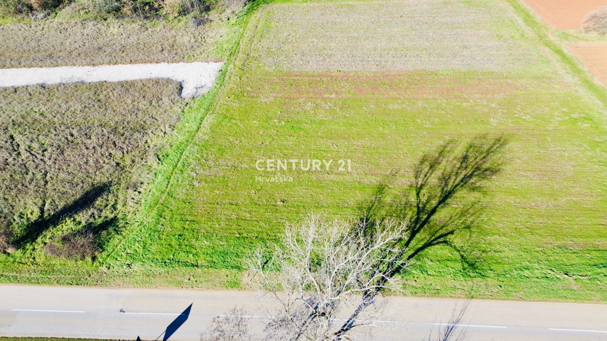POREČ, OKOLICA 8 KM, GRADBENO ZEMLJIŠČE S POGOSTIM POTENCIALOM