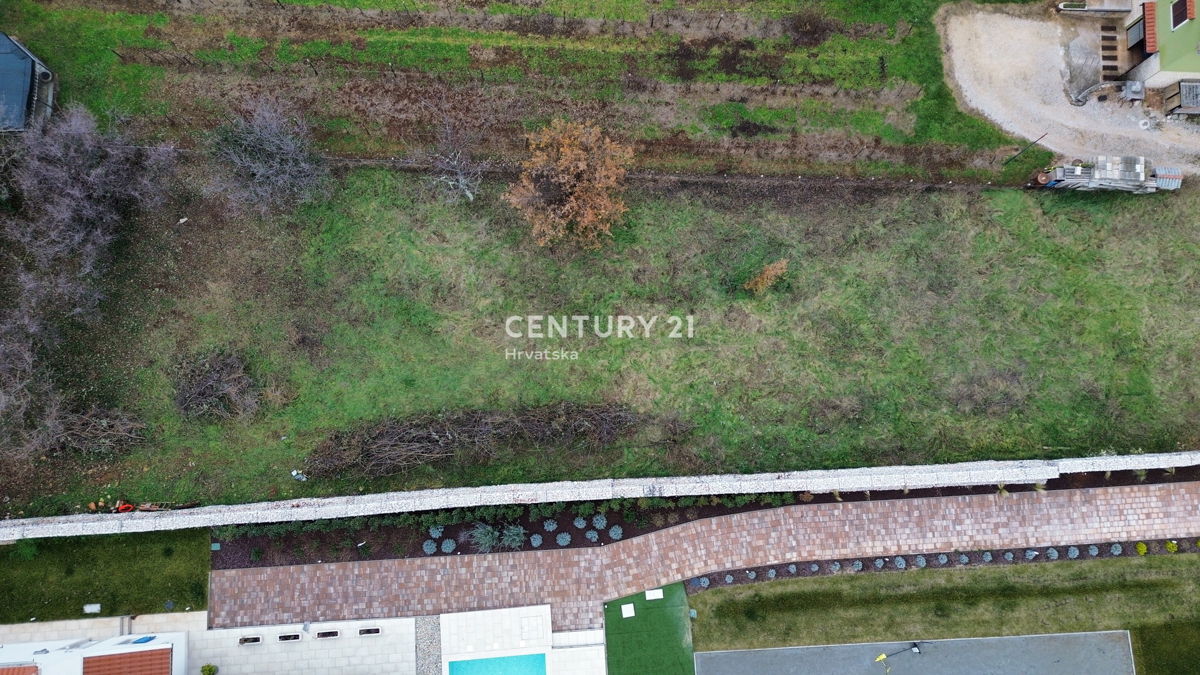 BARBAN, GRADBENO ZEMLJIŠČE V BLIŽINI VSEH ŽIVLJENJSKIH VSEBIN