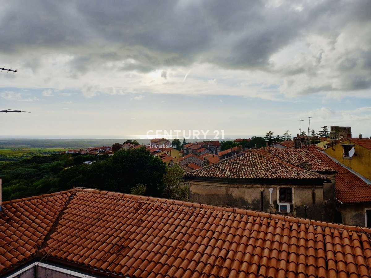 BUJE, CENTAR, ODLIČNO IN POPOLNOMA RENOVIRANO STANOVANJE