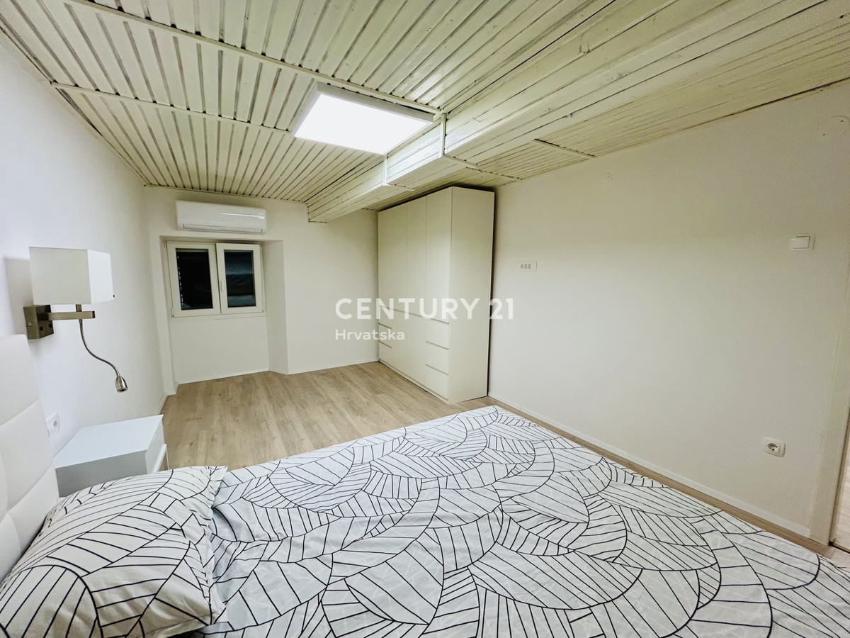 BUJE, CENTAR, ODLIČNO IN POPOLNOMA RENOVIRANO STANOVANJE