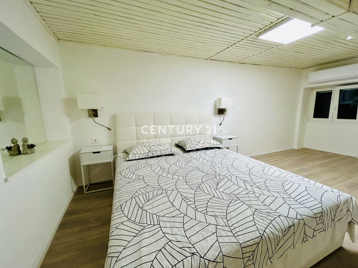 BUJE, CENTAR, ODLIČNO IN POPOLNOMA RENOVIRANO STANOVANJE