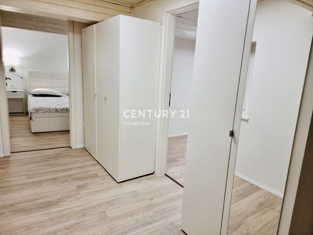 BUJE, CENTAR, ODLIČNO IN POPOLNOMA RENOVIRANO STANOVANJE