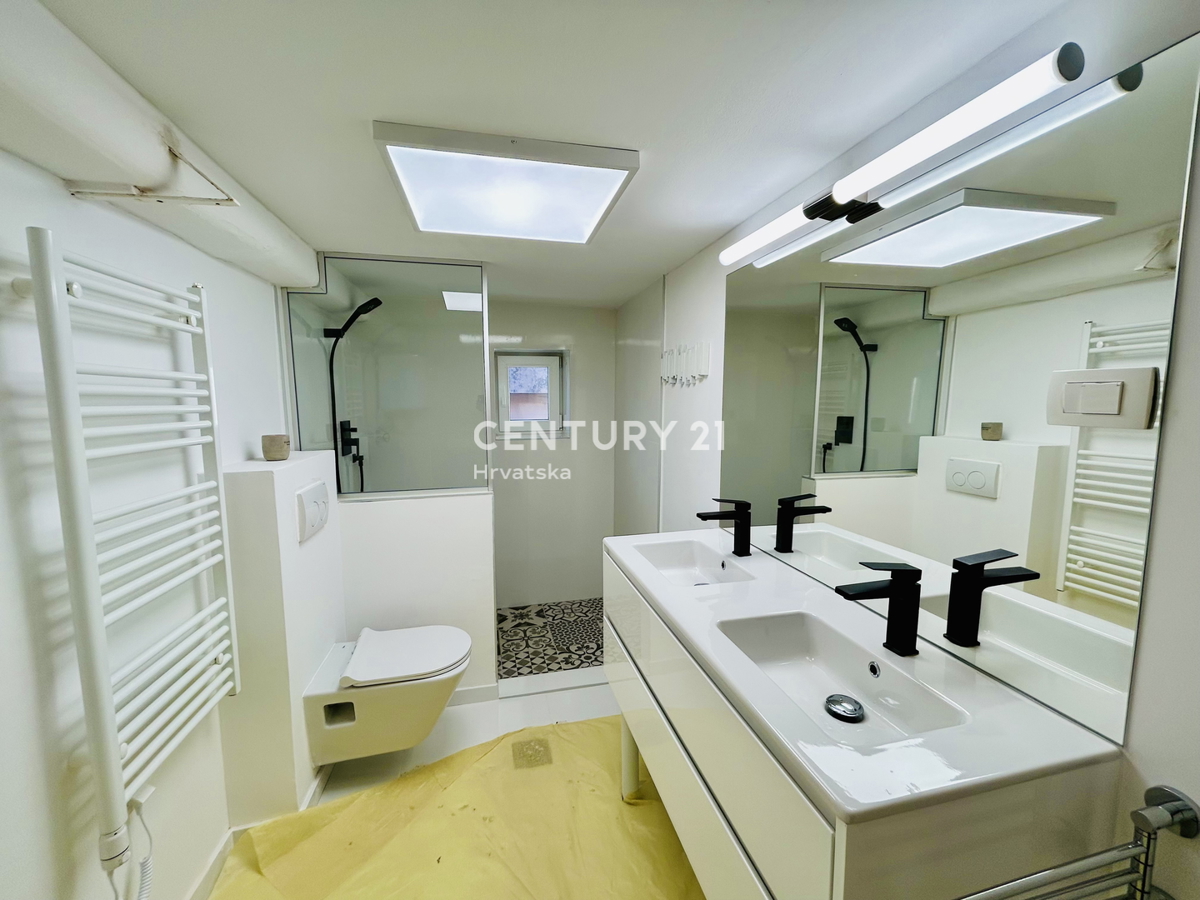 BUJE, CENTAR, ODLIČNO IN POPOLNOMA RENOVIRANO STANOVANJE