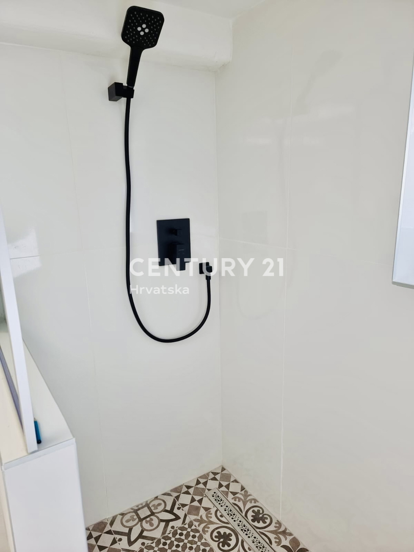 BUJE, CENTAR, ODLIČNO IN POPOLNOMA RENOVIRANO STANOVANJE