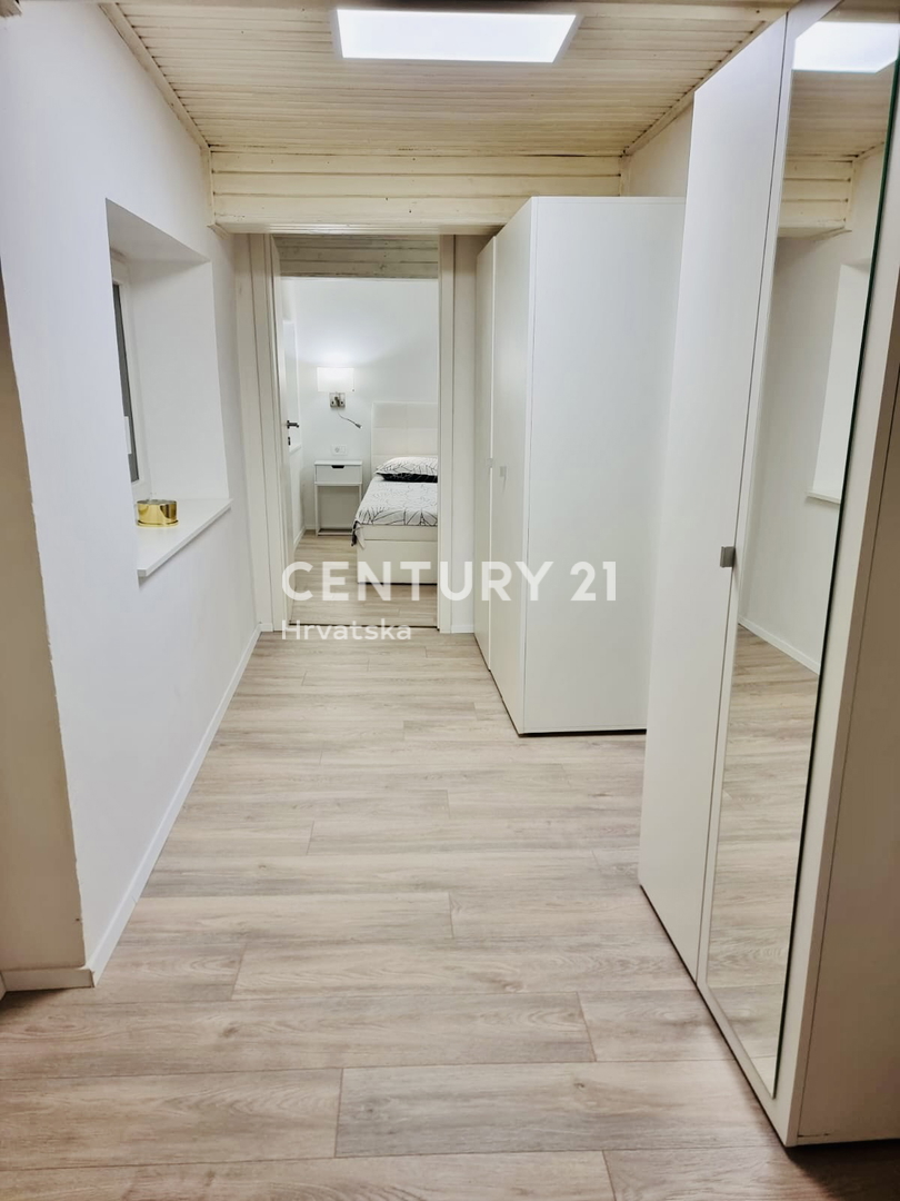 BUJE, CENTAR, ODLIČNO IN POPOLNOMA RENOVIRANO STANOVANJE