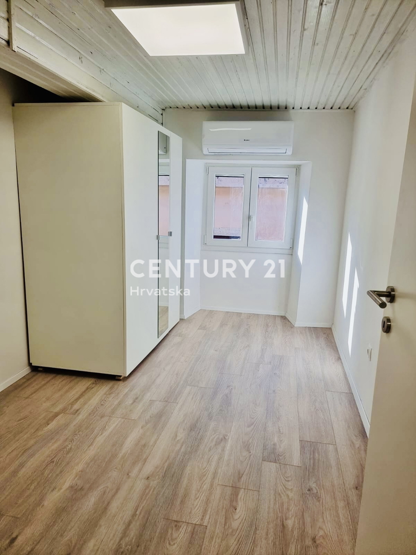 BUJE, CENTAR, ODLIČNO IN POPOLNOMA RENOVIRANO STANOVANJE