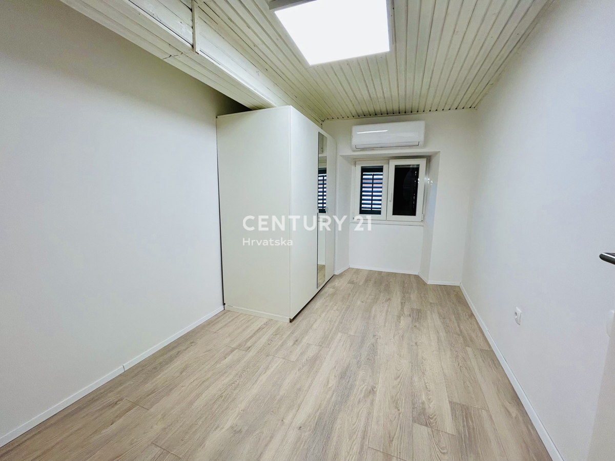 BUJE, CENTAR, ODLIČNO IN POPOLNOMA RENOVIRANO STANOVANJE