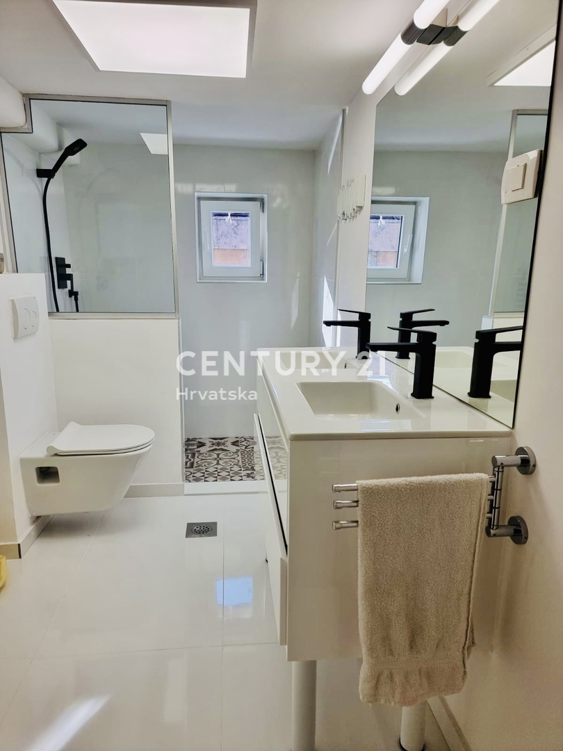 BUJE, CENTAR, ODLIČNO IN POPOLNOMA RENOVIRANO STANOVANJE