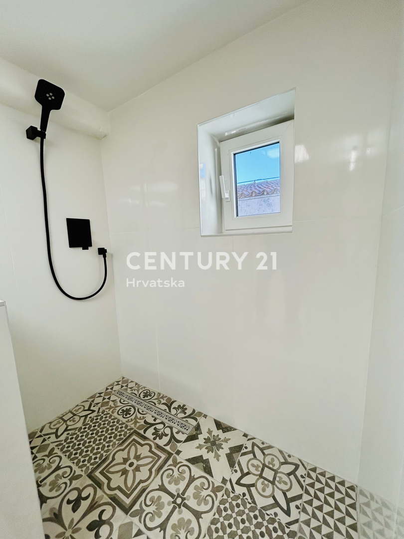 BUJE, CENTAR, ODLIČNO IN POPOLNOMA RENOVIRANO STANOVANJE