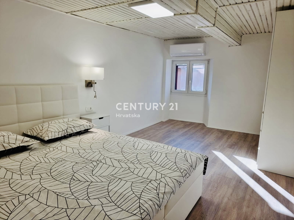 BUJE, CENTAR, ODLIČNO IN POPOLNOMA RENOVIRANO STANOVANJE