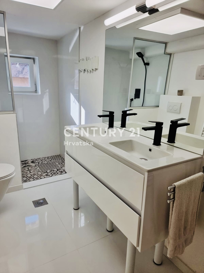 BUJE, CENTAR, ODLIČNO IN POPOLNOMA RENOVIRANO STANOVANJE