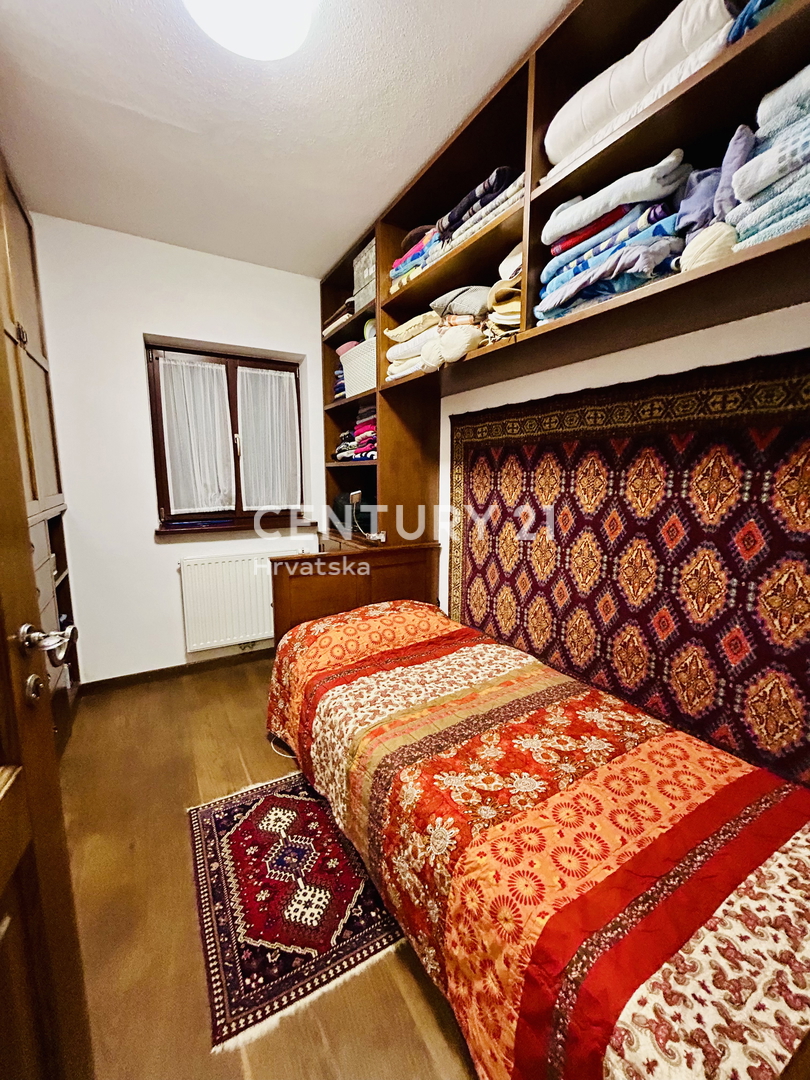 UMAG, OKOLICA, DRUŽINSKA HIŠA LE 400 METROV OD PLAŽE Z RAZGLEDOM NA MORJE