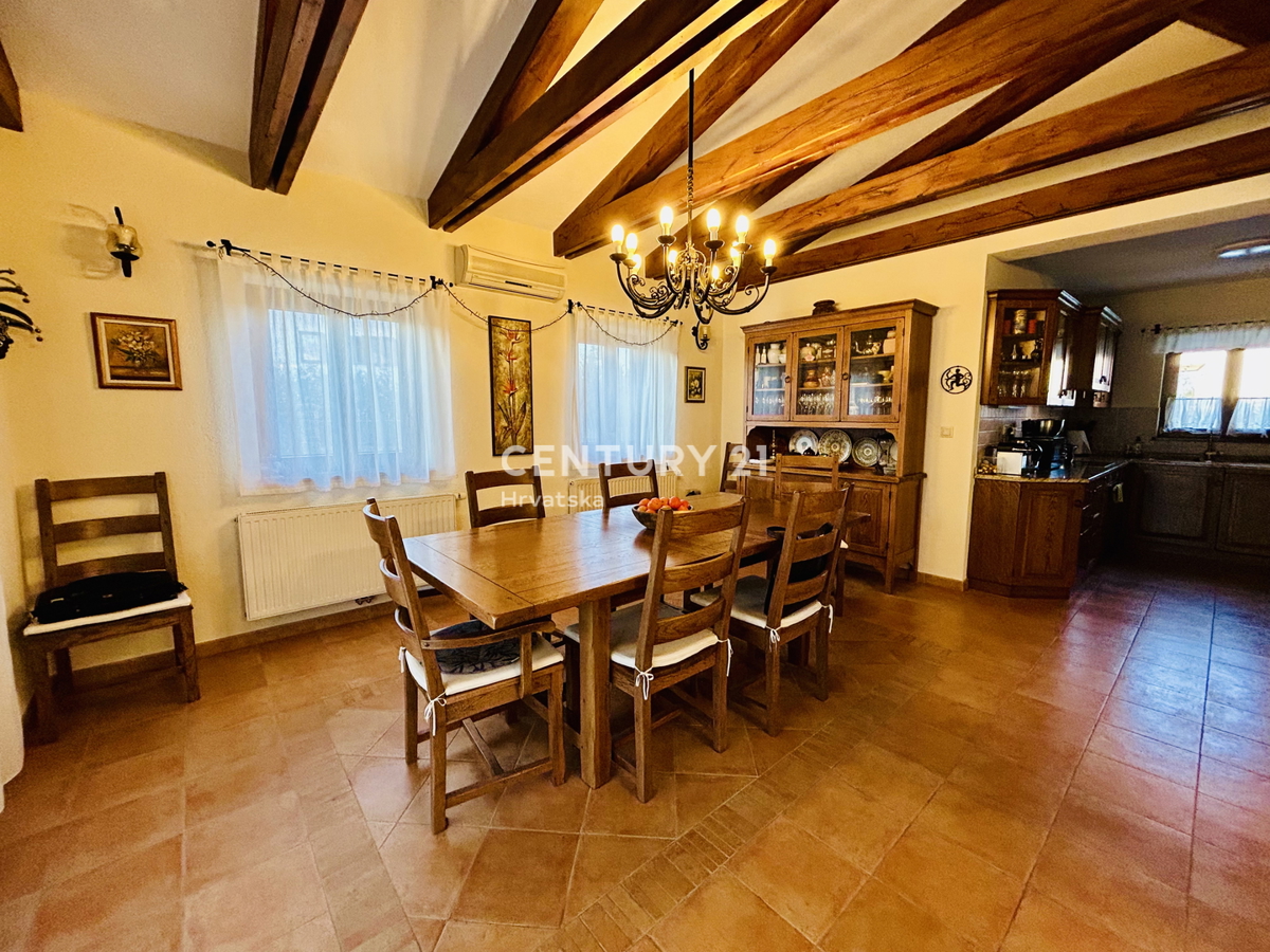 UMAG, OKOLICA, DRUŽINSKA HIŠA LE 400 METROV OD PLAŽE Z RAZGLEDOM NA MORJE