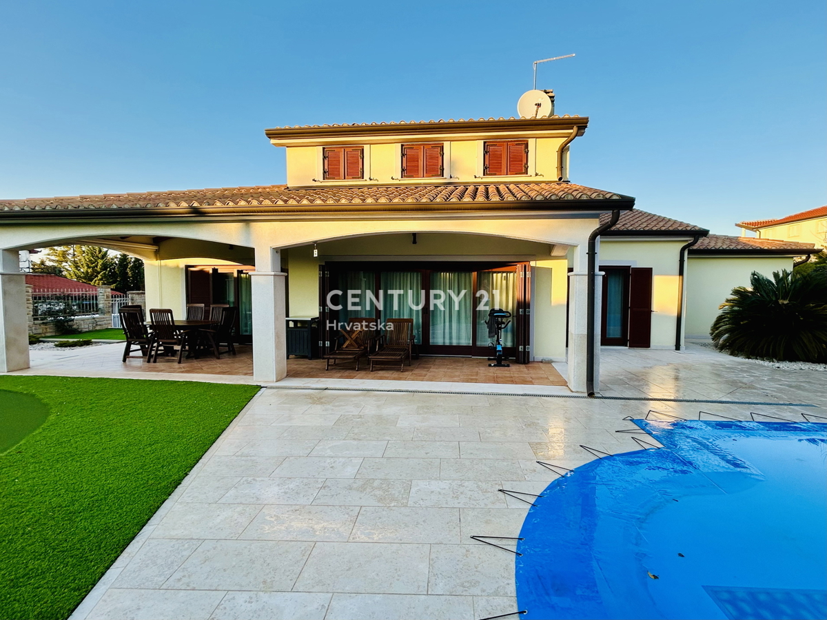 UMAG, OKOLICA, DRUŽINSKA HIŠA LE 400 METROV OD PLAŽE Z RAZGLEDOM NA MORJE