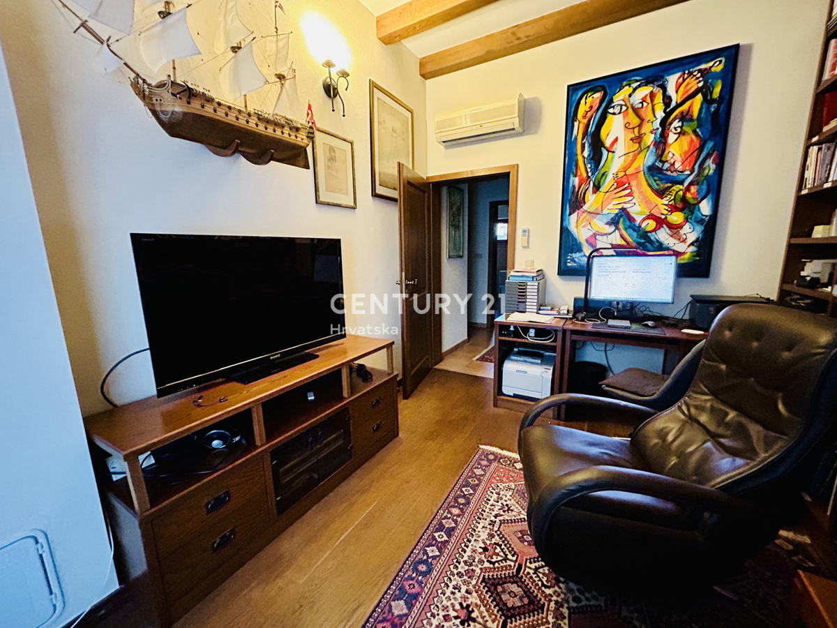 UMAG, OKOLICA, DRUŽINSKA HIŠA LE 400 METROV OD PLAŽE Z RAZGLEDOM NA MORJE