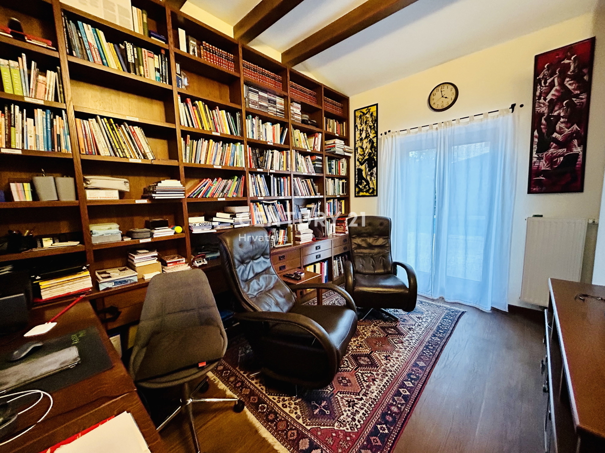 UMAG, OKOLICA, DRUŽINSKA HIŠA LE 400 METROV OD PLAŽE Z RAZGLEDOM NA MORJE