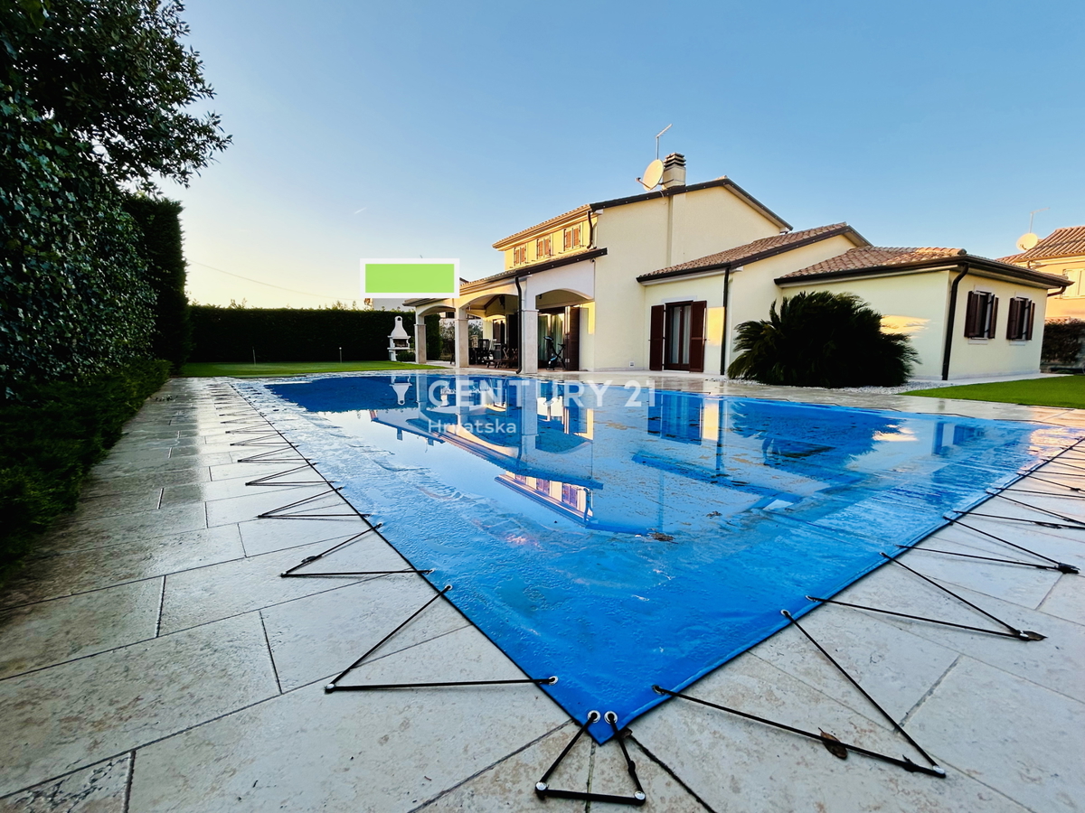 UMAG, OKOLICA, DRUŽINSKA HIŠA LE 400 METROV OD PLAŽE Z RAZGLEDOM NA MORJE