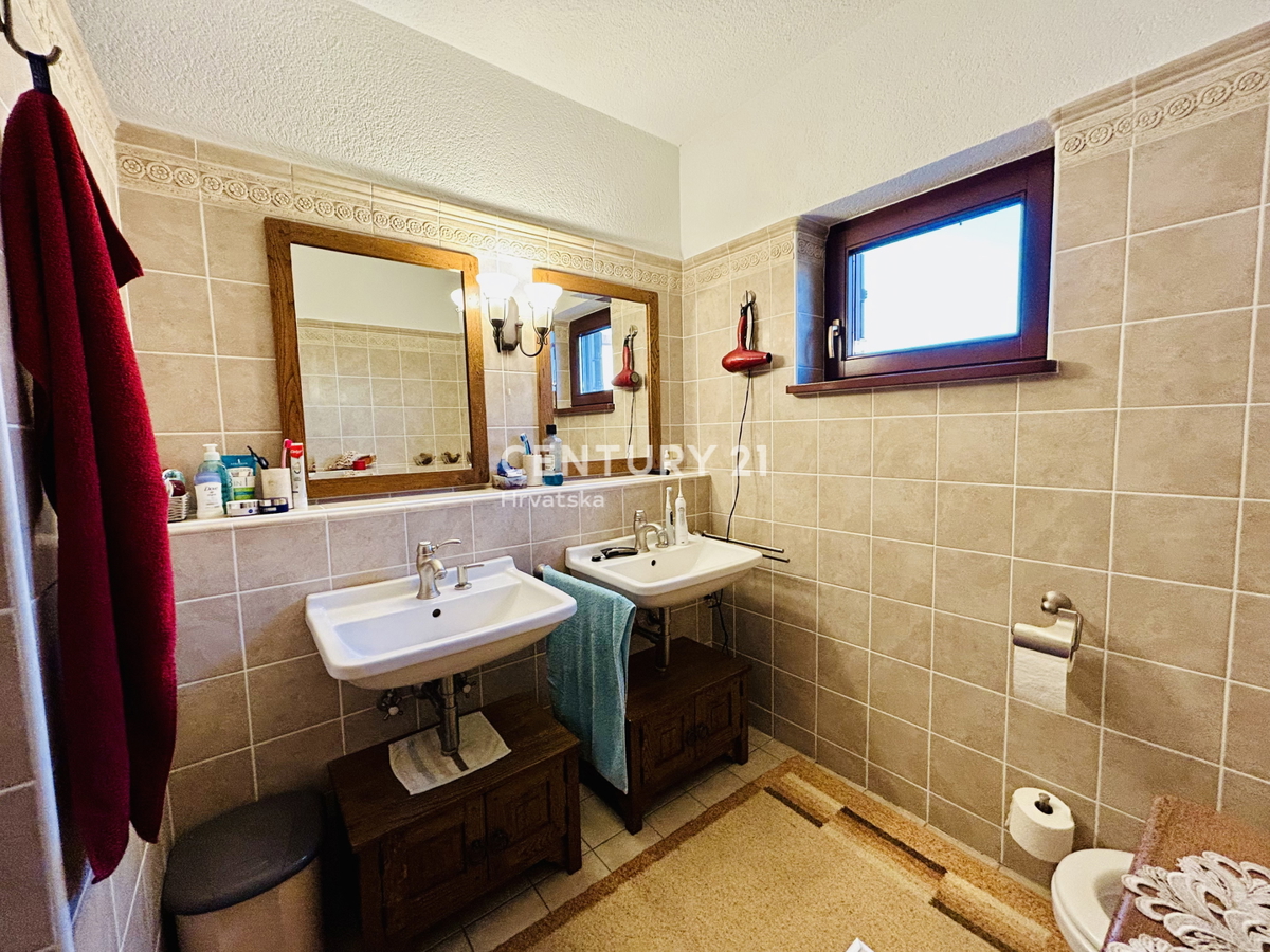 UMAG, OKOLICA, DRUŽINSKA HIŠA LE 400 METROV OD PLAŽE Z RAZGLEDOM NA MORJE