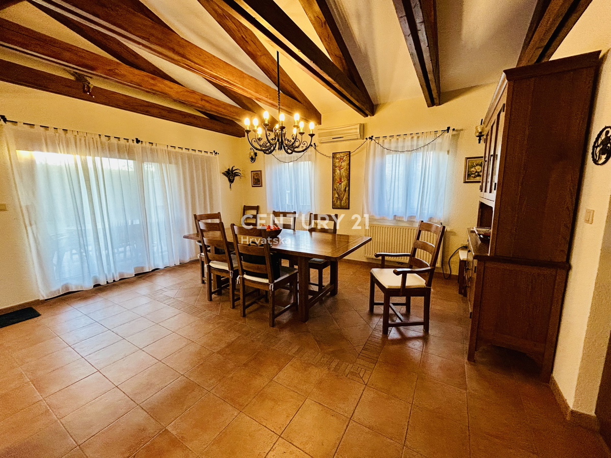 UMAG, OKOLICA, DRUŽINSKA HIŠA LE 400 METROV OD PLAŽE Z RAZGLEDOM NA MORJE