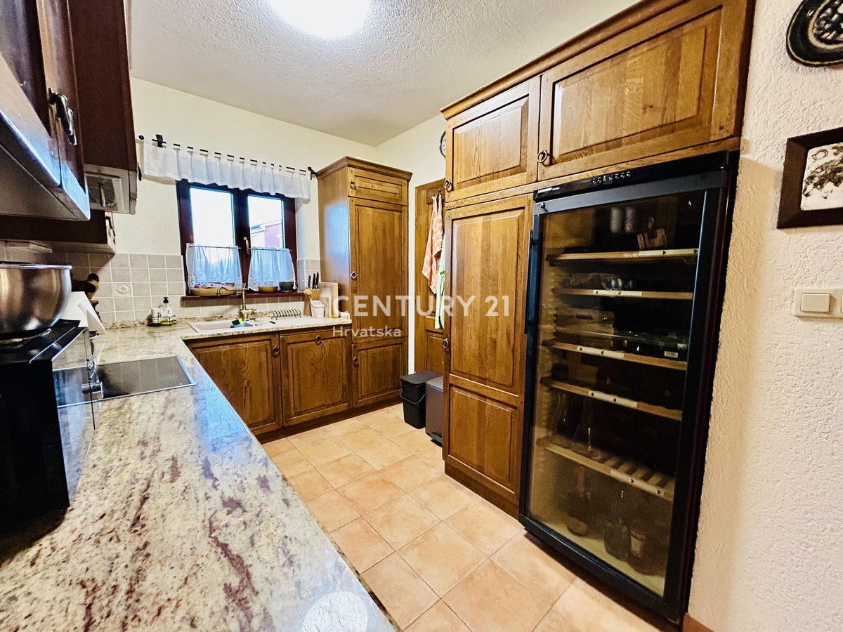 UMAG, OKOLICA, DRUŽINSKA HIŠA LE 400 METROV OD PLAŽE Z RAZGLEDOM NA MORJE