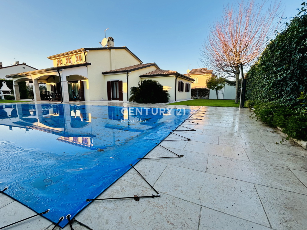 UMAG, OKOLICA, DRUŽINSKA HIŠA LE 400 METROV OD PLAŽE Z RAZGLEDOM NA MORJE