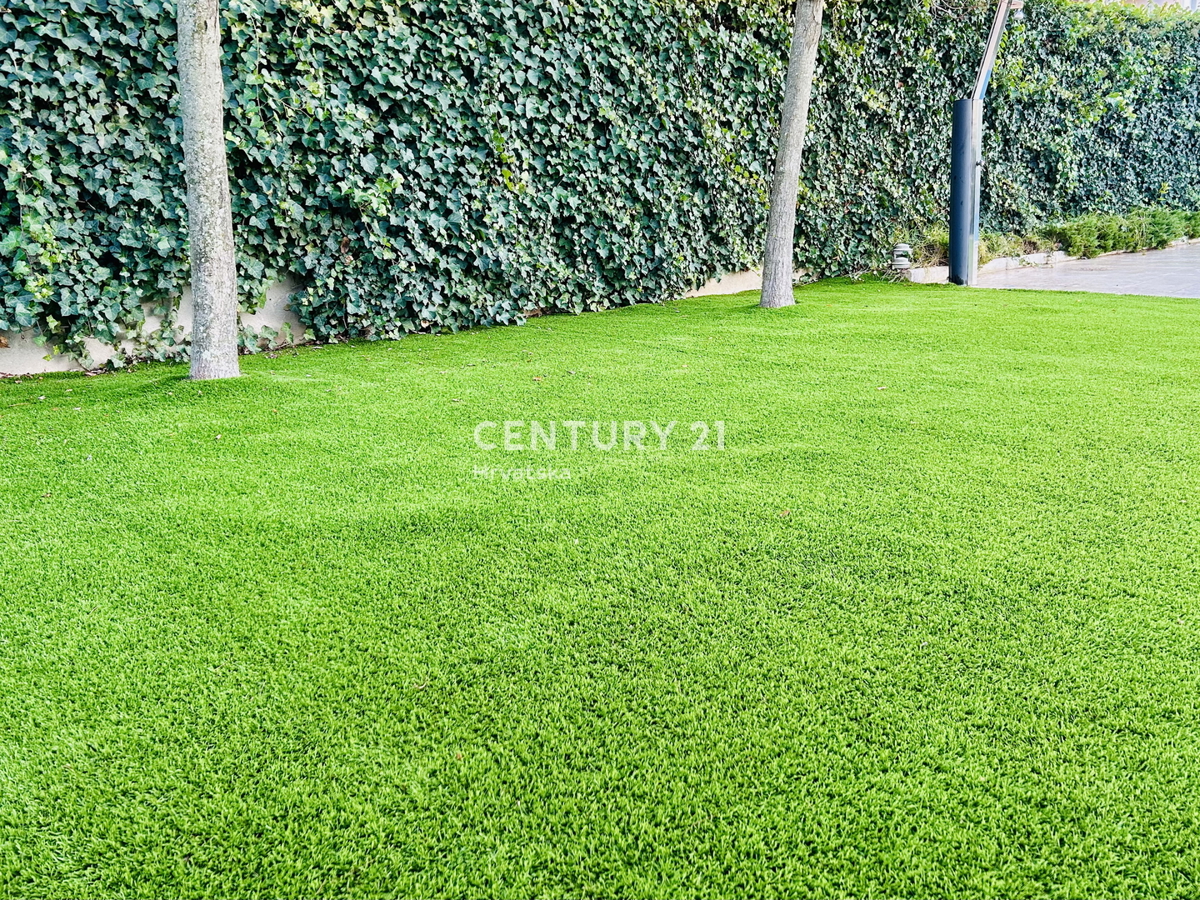 UMAG, OKOLICA, DRUŽINSKA HIŠA LE 400 METROV OD PLAŽE Z RAZGLEDOM NA MORJE