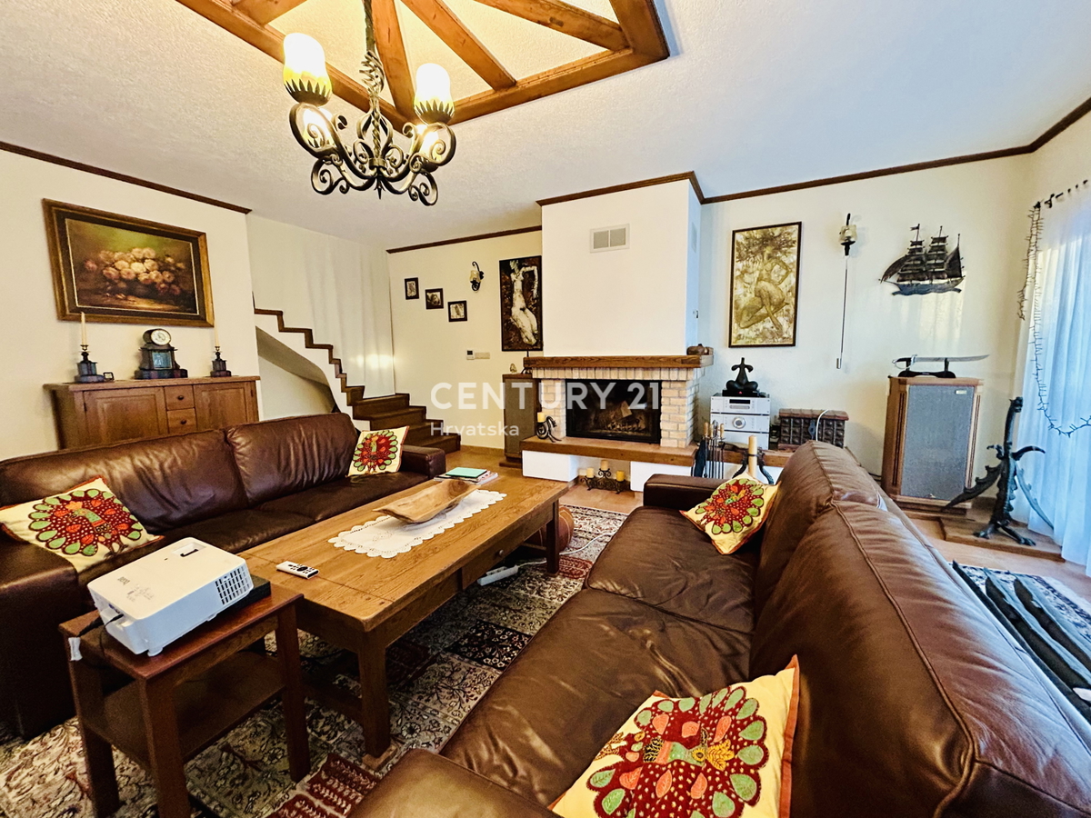 UMAG, OKOLICA, DRUŽINSKA HIŠA LE 400 METROV OD PLAŽE Z RAZGLEDOM NA MORJE