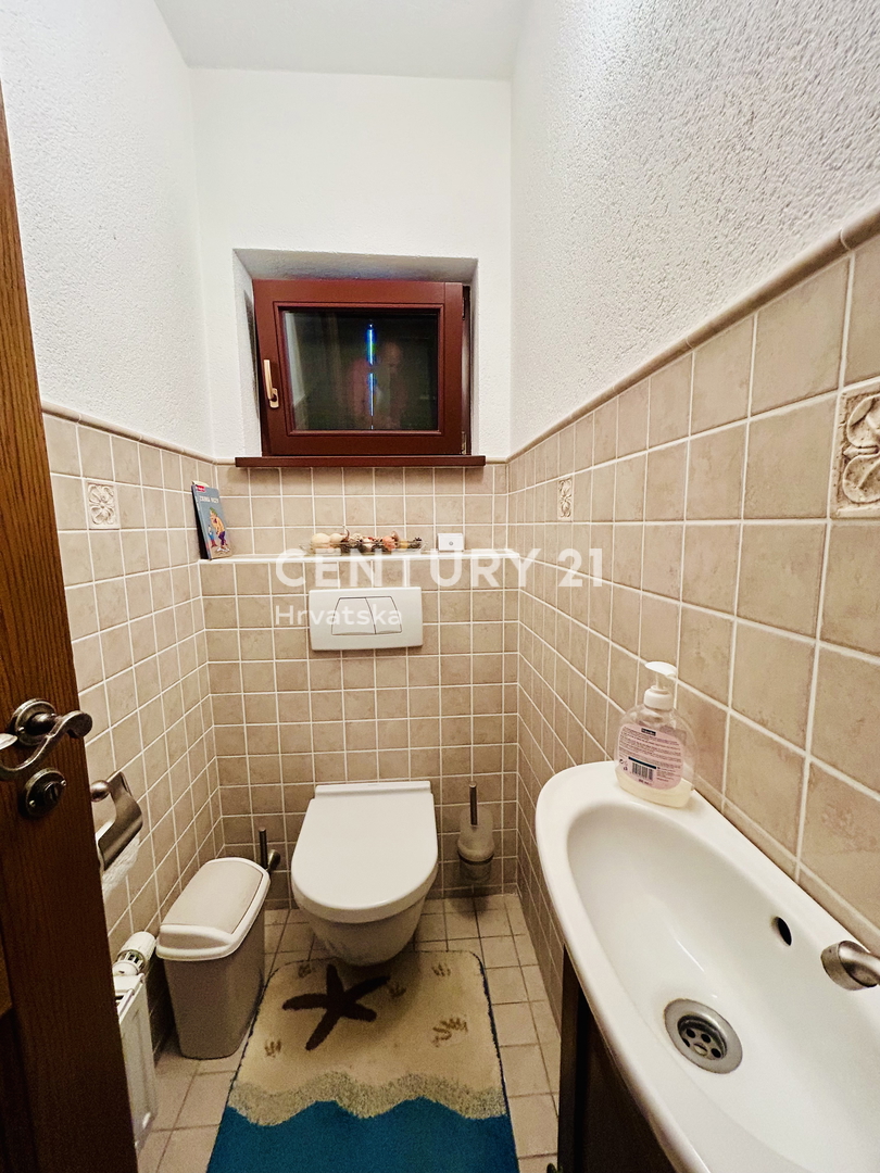 UMAG, OKOLICA, DRUŽINSKA HIŠA LE 400 METROV OD PLAŽE Z RAZGLEDOM NA MORJE