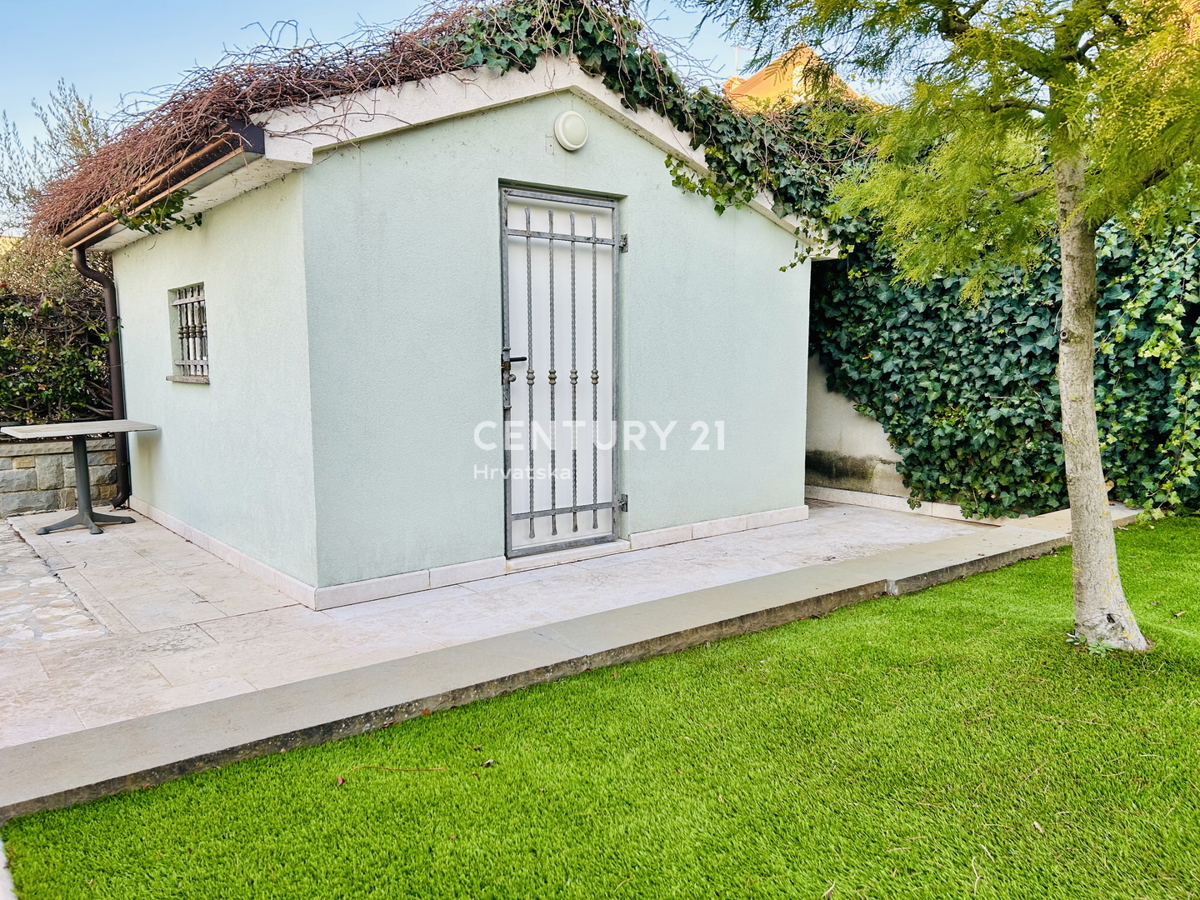 UMAG, OKOLICA, DRUŽINSKA HIŠA LE 400 METROV OD PLAŽE Z RAZGLEDOM NA MORJE