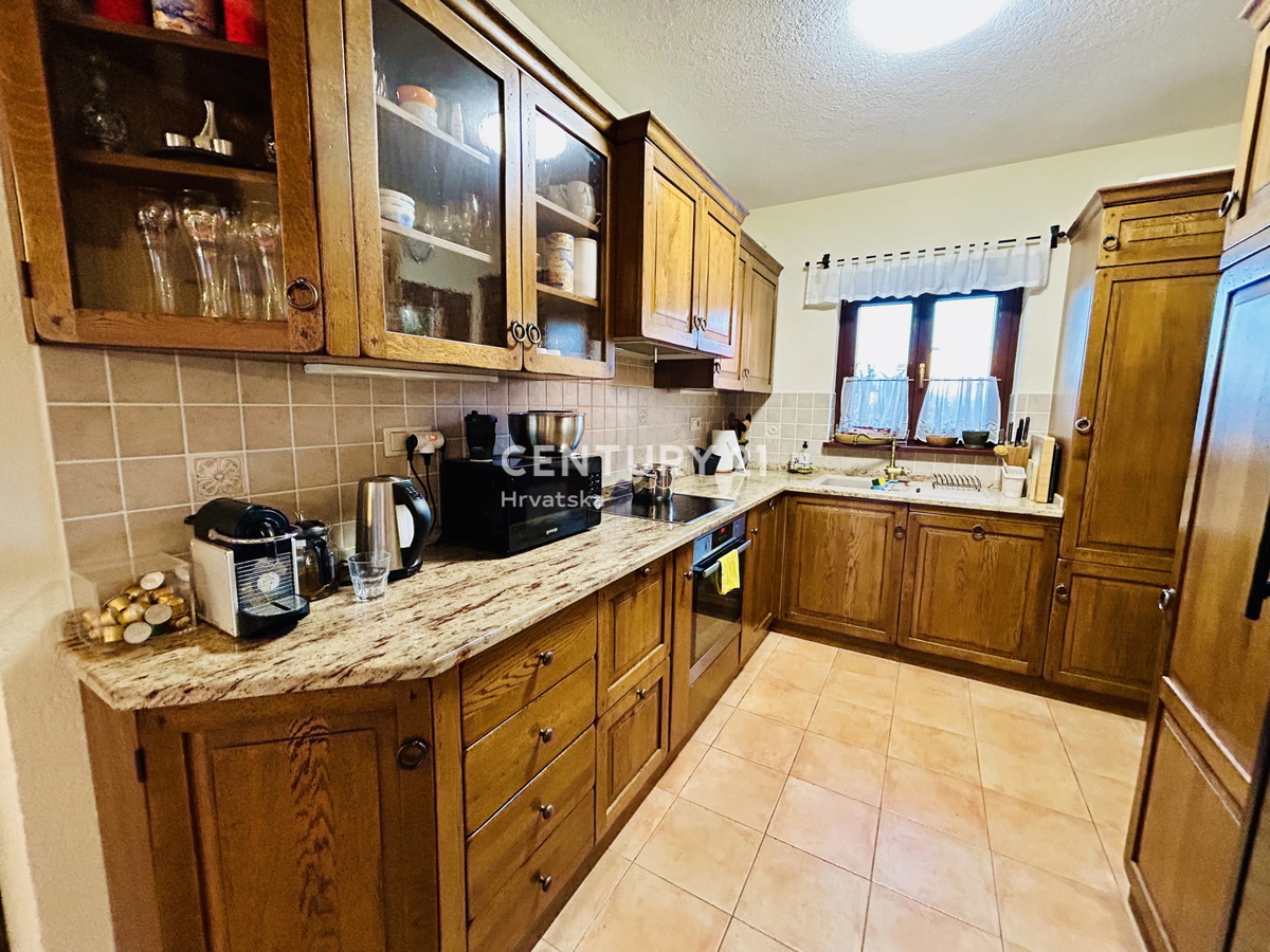 UMAG, OKOLICA, DRUŽINSKA HIŠA LE 400 METROV OD PLAŽE Z RAZGLEDOM NA MORJE