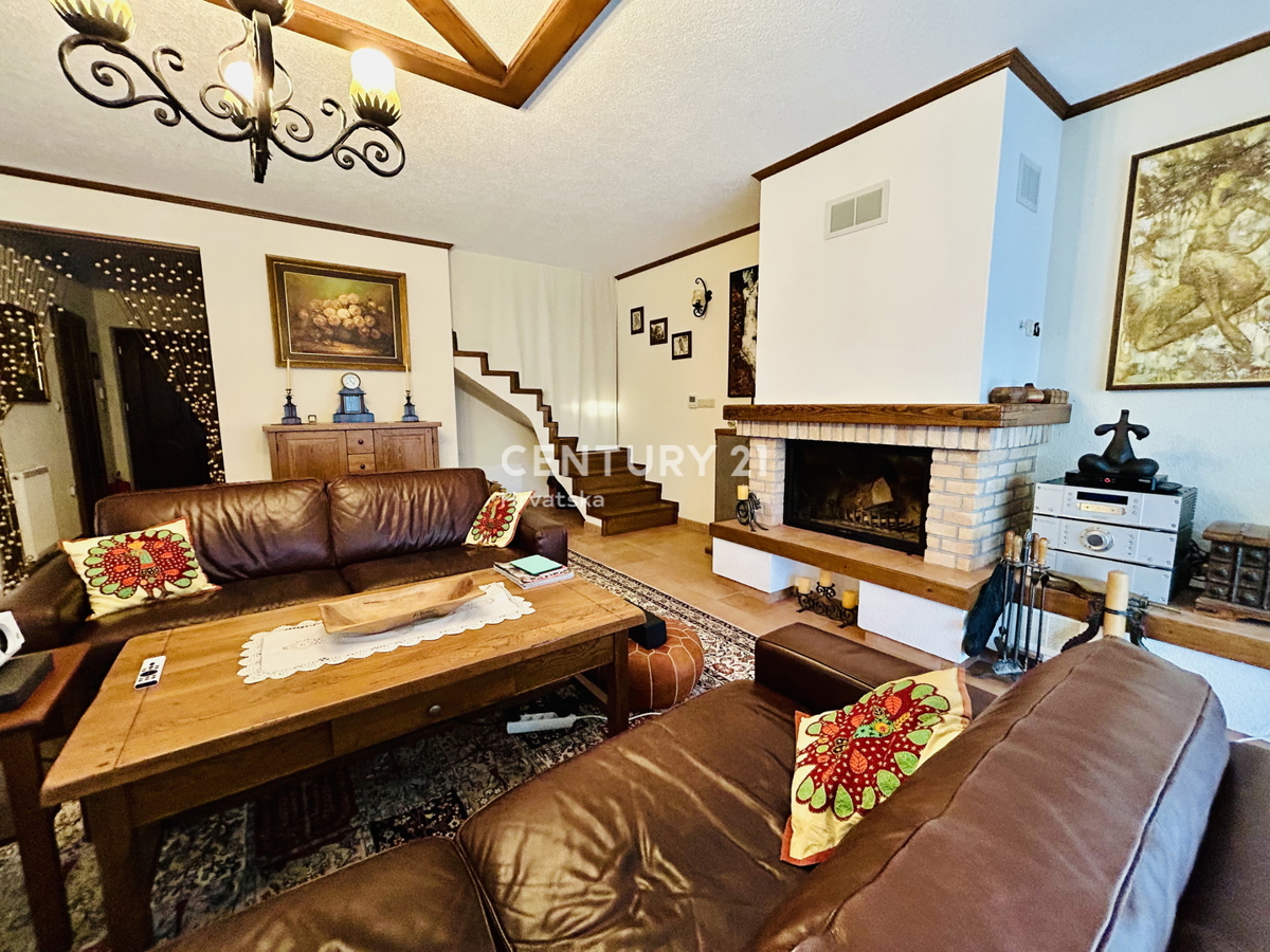 UMAG, OKOLICA, DRUŽINSKA HIŠA LE 400 METROV OD PLAŽE Z RAZGLEDOM NA MORJE