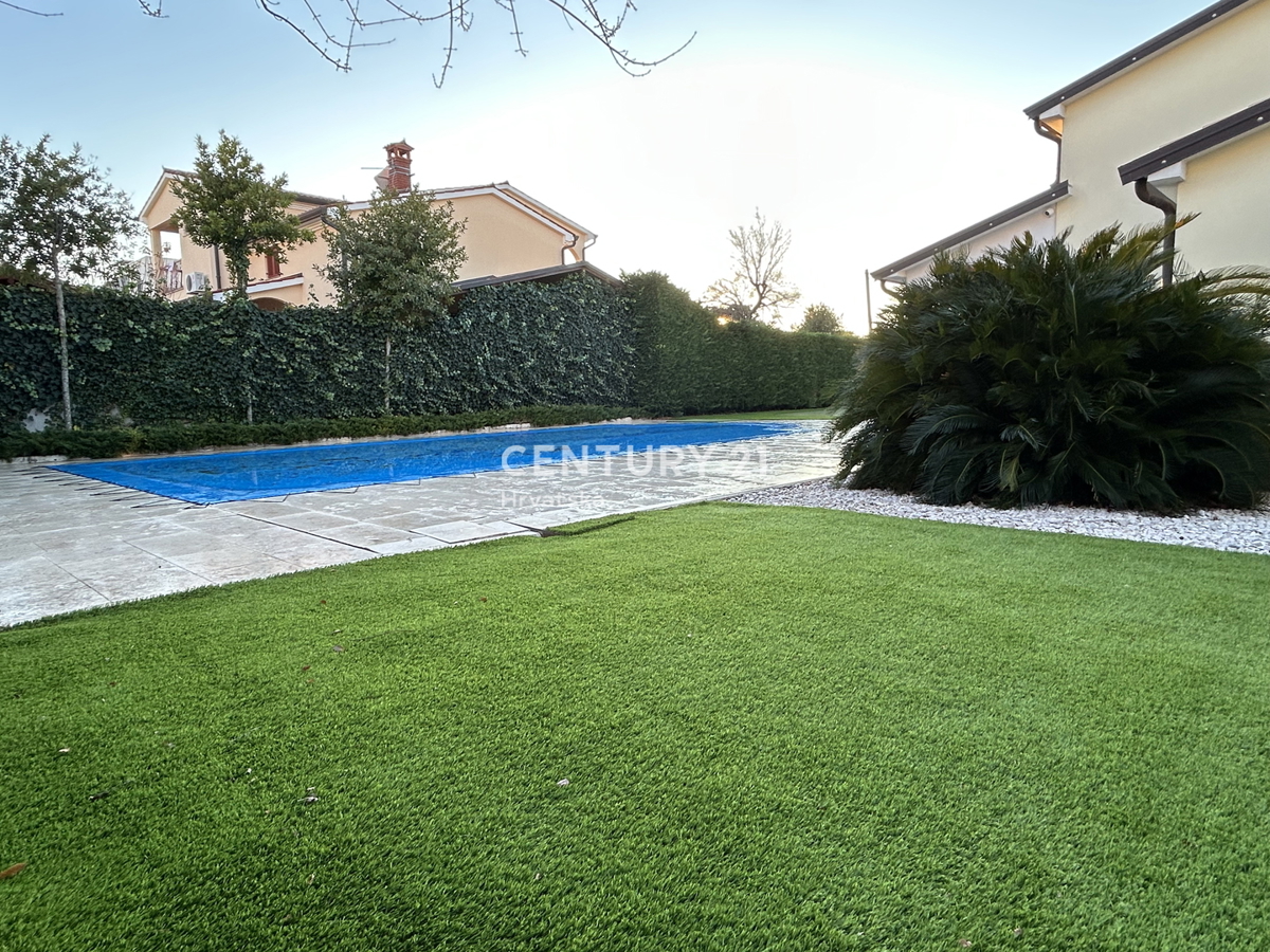 UMAG, OKOLICA, DRUŽINSKA HIŠA LE 400 METROV OD PLAŽE Z RAZGLEDOM NA MORJE