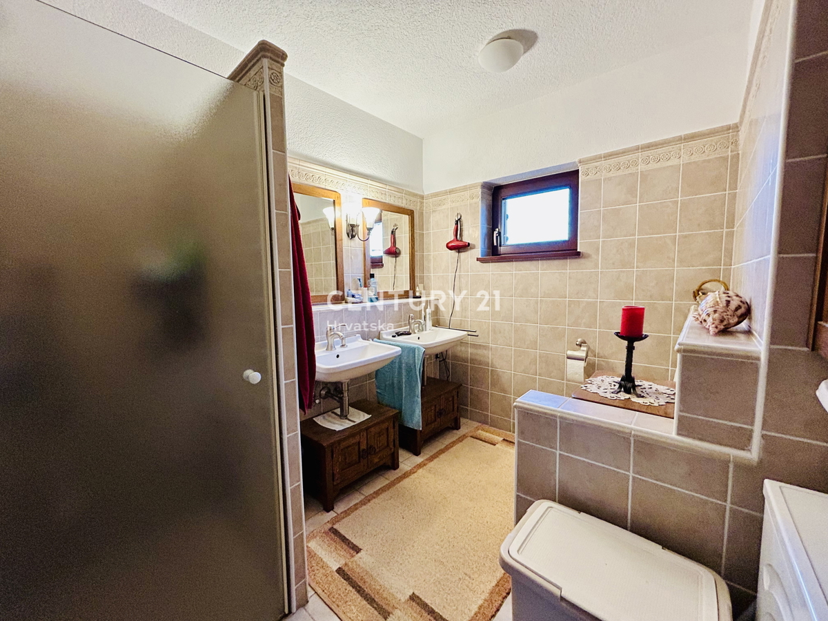 UMAG, OKOLICA, DRUŽINSKA HIŠA LE 400 METROV OD PLAŽE Z RAZGLEDOM NA MORJE