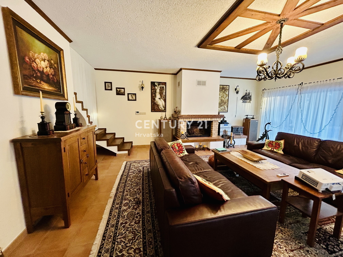 UMAG, OKOLICA, DRUŽINSKA HIŠA LE 400 METROV OD PLAŽE Z RAZGLEDOM NA MORJE