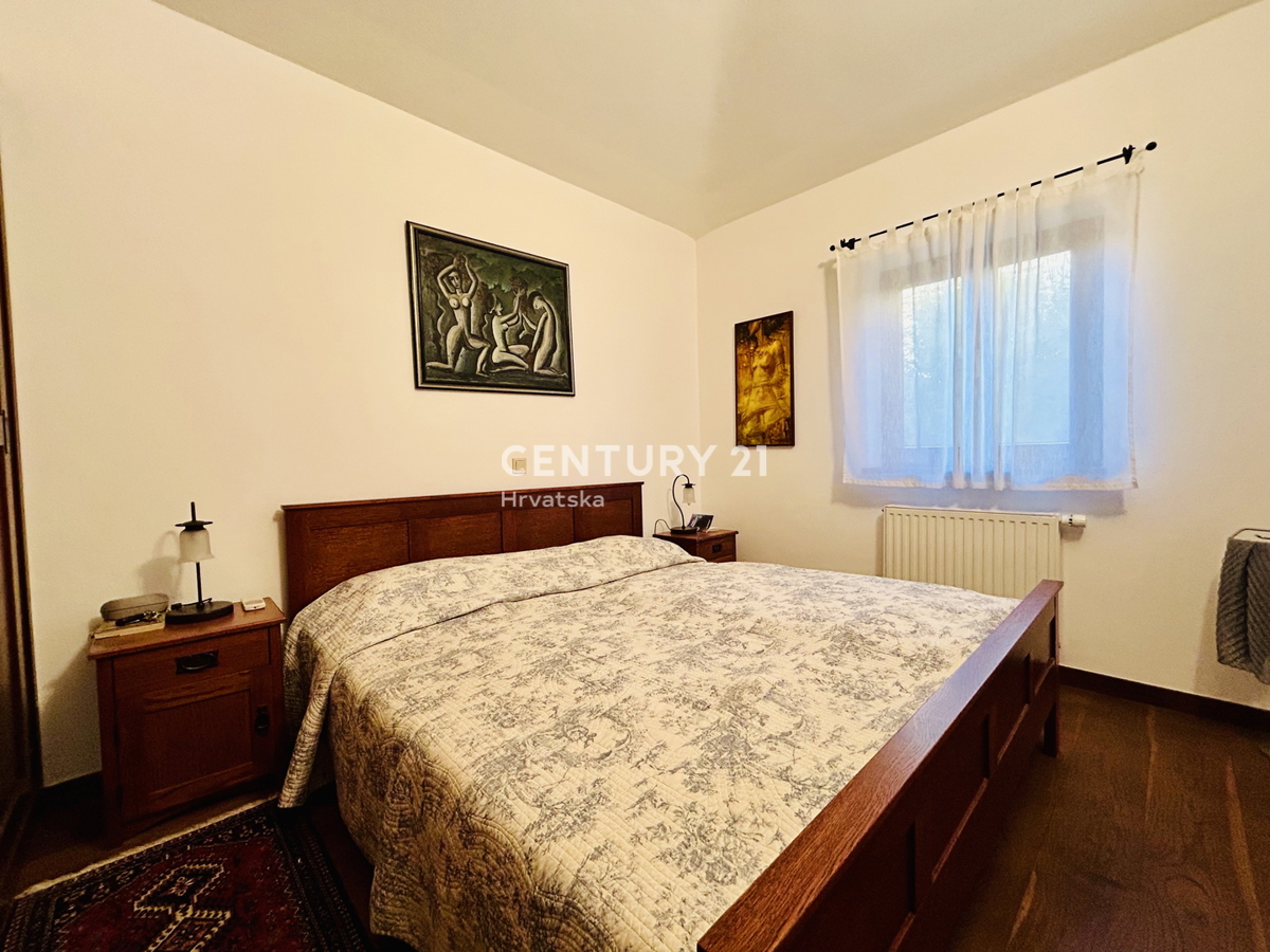 UMAG, OKOLICA, DRUŽINSKA HIŠA LE 400 METROV OD PLAŽE Z RAZGLEDOM NA MORJE